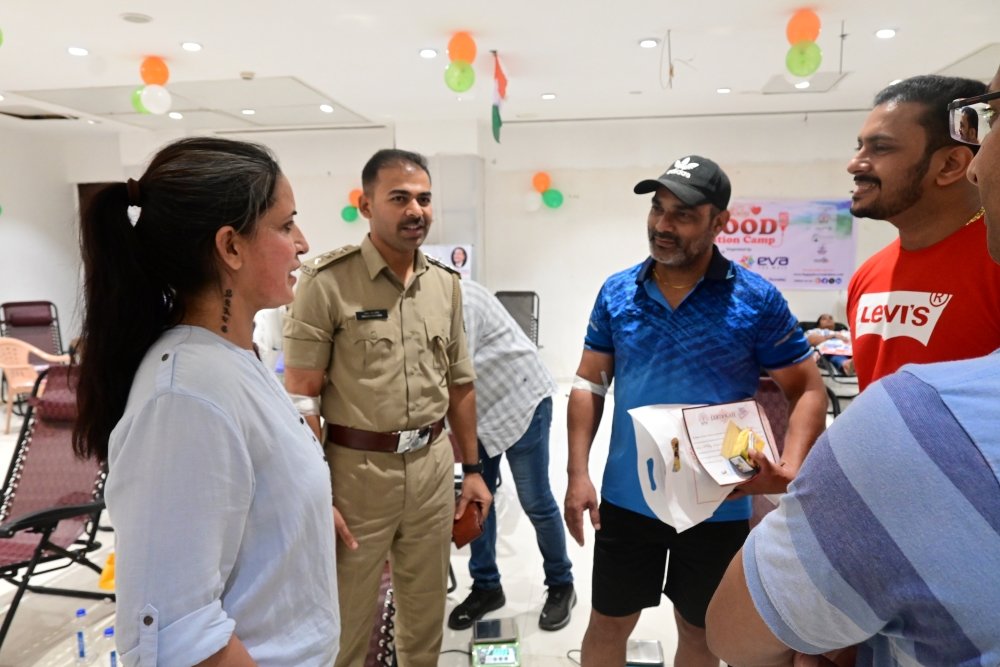 Happy Faces Vadodara blood donation camp volunteers discussion