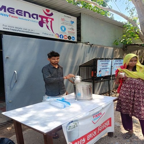 Meena Maa Community Kitchen Vadodara serving free chaas
