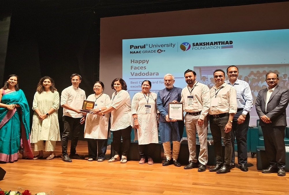 Happy Faces Vadodara team receiving Best CSR Award at Parul University and Sakshamthad Foundation event